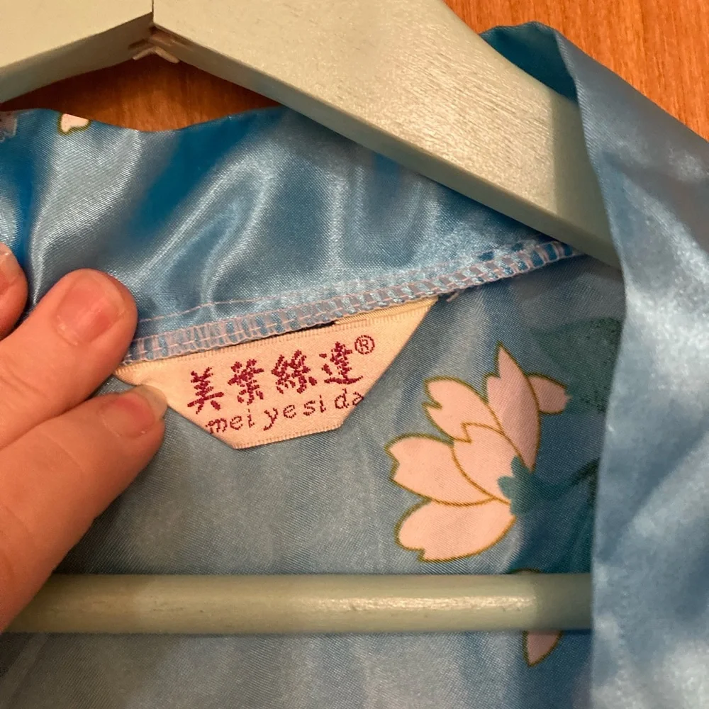 Silky Robe - Picture 5 of 6